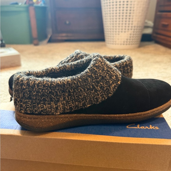 Clark’s suede indoor outdoor slippers - Picture 4 of 5